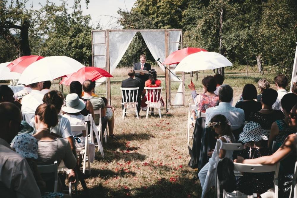 Sommerhochzeit auf einer Obstwiese mit Trauredner Markus Schäfler